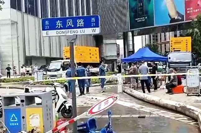 西安魏彬计算机软件有限公司排涝突击队在排涝现场